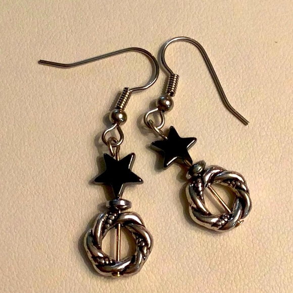Hematite Star Earrings. - Picture 1 of 2